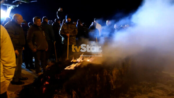 Ένταση στο μπλόκο της Θήβας – Φωτιές στο οδόστρωμα (video)