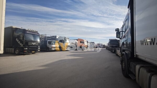 Λαμία: Γέμισαν φορτηγά οι παράδρομοι και τα πάρκινγκ. (φωτο video)