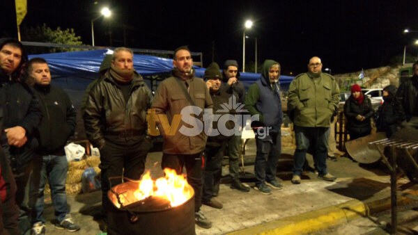 Γιατί οι αγρότες άνοιξαν την Υψηλή Γέφυρα  – Εικόνες από το κυκλοφοριακό black out