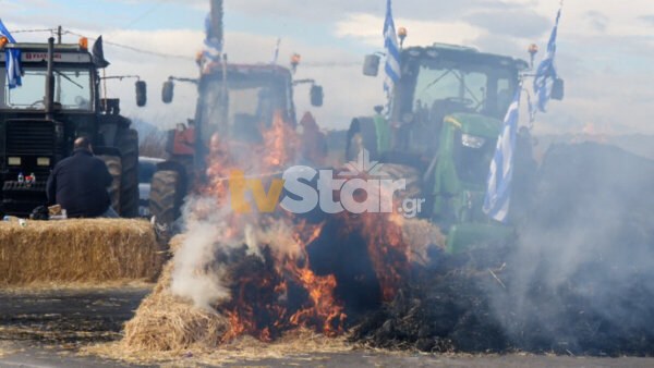 Παραμένει το διπλό μπλόκο στη Θήβα. Κομμένη η Ελλάδα στα δύο.(video)