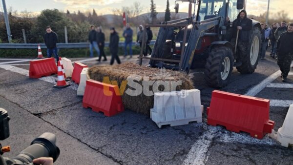 Θήβα: Άνοιξαν οι αγρότες την επαρχιακή οδό – Κλειστό παραμένει το Κάστρο