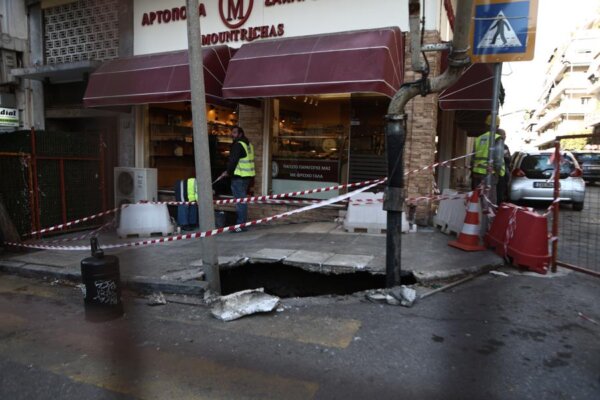 Καθίζηση σε δρόμο στο κέντρο της Αθήνας