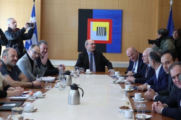 Ολοκληρώθηκε η συνάντηση κυβερνητικών στελεχών με εκπροσώπους των αγροκτηνοτρόφων – Τέλος στο ΑΤΑΚ για μικρά αγροτεμάχια από το 2026