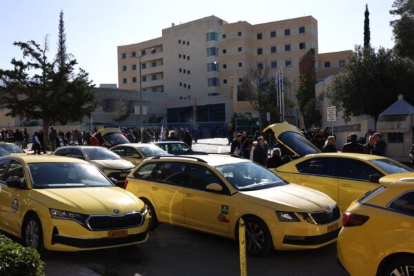 Ταξί: Συνεχίζεται η απεργία και την Πέμπτη, θα κάνουν πομπή προς το Μέγαρο Μαξίμου