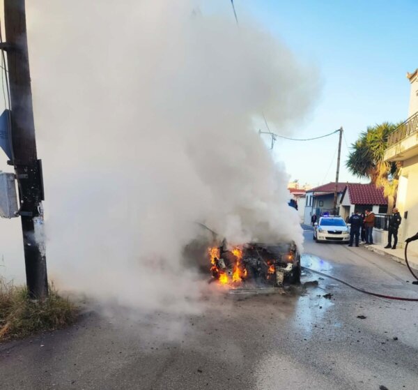 Στις φλόγες αυτοκίνητο – Πήγαινε το παιδί του στο σχολείο