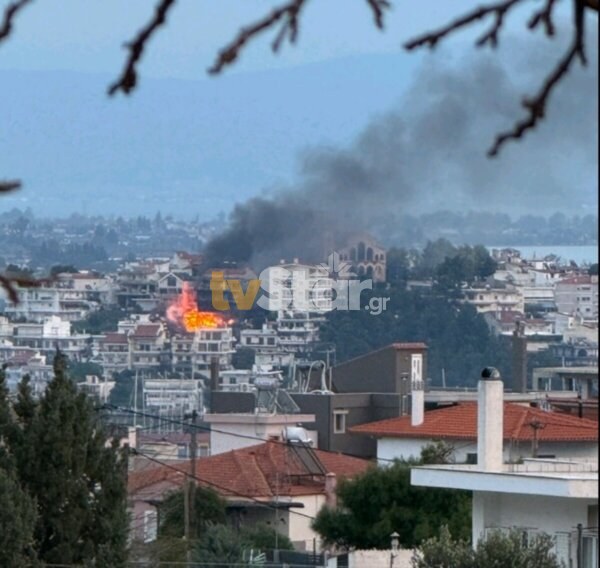 Χαλκίδα: Τρομακτική φωτιά σε οίκημα (video)