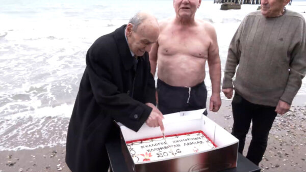 Κοπή πίτας από το Σύλλογο Χειμερινών Κολυμβητών και… βουτιά παρά το τσουχτερό κρύο (video)