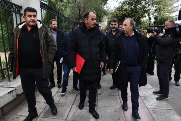 Συνάντηση Μητσοτάκη με τους «σκληρούς» των μπλόκων – Έξω από το Μαξίμου Κ. Ανεστίδης και Σ. Μπακοστέργιου (video)