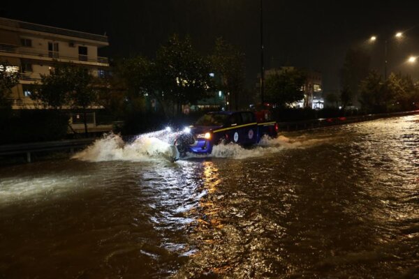 Κακοκαιρία: Νεκρή γυναίκα στη Γλυφάδα – Παρασύρθηκε από ορμητικά νερά και εγκλωβίστηκε κάτω από αυτοκίνητο