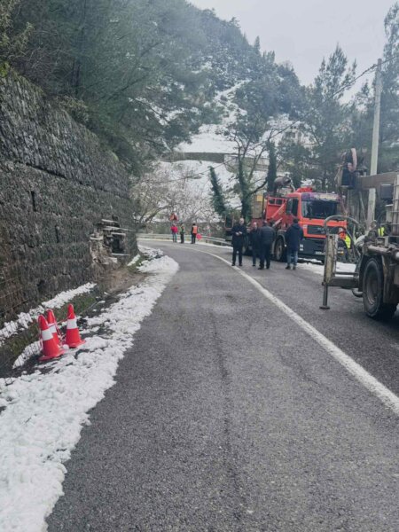 Προσωρινή αποκατάσταση τοιχίου αντιστήριξης στην επαρχιακή οδό Λουτρών Υπάτης – Υπάτης (ΦΩΤΟ)