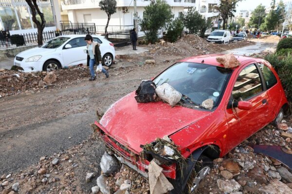 Η Άνω Γλυφάδα παραμένει βυθισμένη στη λάσπη 2 ημέρες μετά το καταστροφικό πέρασμα της κακοκαιρίας