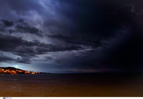 Καιρός: Κατά τόπους ισχυρά φαινόμενα ως το απόγευμα και εξασθένηση των ανέμων – Διπλή επιδείνωση Πέμπτη και Σάββατο