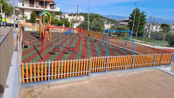 Εργασίες σε παιδικές χαρές από τον Δήμο Χαλκιδέων (φωτο)