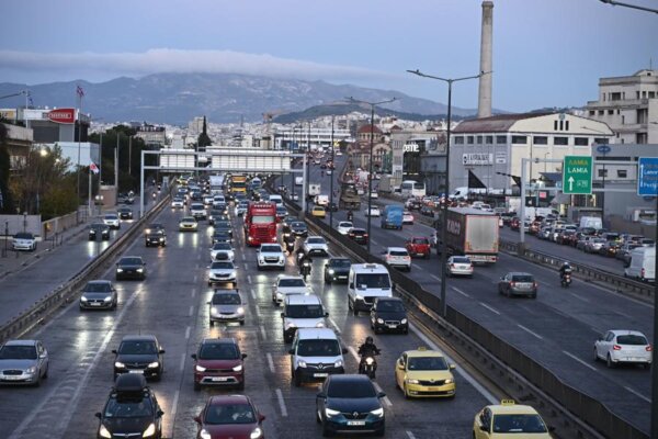Σύσκεψη στο Μαξίμου για το κυκλοφοριακό στην Αττική: Περιορισμός στα φορτηγά στον Κηφισό, αλλά όχι πλήρης απαγόρευση