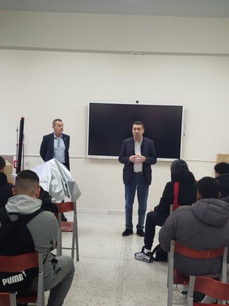 Διανομή οδηγού πανελληνίων εξετάσεων στους μαθητές της Γ’ Λυκείου του ΓΕΛ και του ΕΠΑ.Λ. Αταλάντης του Δήμου Λοκρών