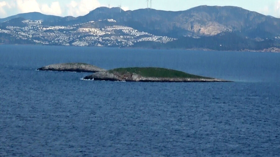 Ï Õðïõñãüò ÅèíéêÞò ¶ìõíáò ÐÜíïò ÊáììÝíïò ðñáãìáôïðïßçóå ñßøç óôåöÜíïõ óôï èáëÜóóéï ÷þñï ôùí Éìßùí, óôïí ôüðï èõóßáò ôùí ôñéþí çñþùí ÅëëÞíùí Áîéùìáôéêþí ôïõ Ðïëåìéêïý Íáõôéêïý Ðáíáãéþôç Âëá÷Üêïõ, ×ñéóôüäïõëïõ ÊáñáèáíÜóç, ¸êôïñá Ãéáëïøïý.(EUROKINISSI//ÕÐ. ÅÈÍÉÊÇÓ ÁÌÕÍÁÓ)