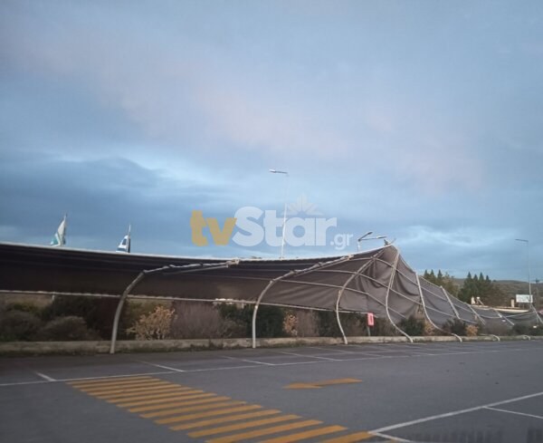 Εύβοια: Μπουρίνι ξήλωσε στέγαστρα αυτοκινήτων σε σούπερ μάρκετ