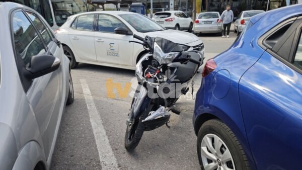 Λαμία: Τροχαίο με μηχανάκι και ΙΧ (φωτο)