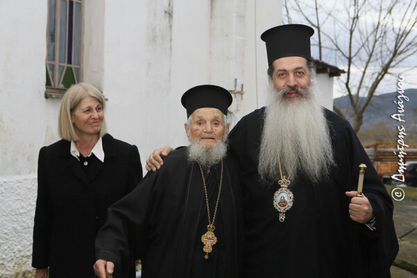 Τήρησε την υπόσχεσή του ο Μητροπολίτης Φθιώτιδας και γιόρτασε τα 100ά γενέθλια του π. Κωνσταντίνου στην Κορομηλιά Δομοκού