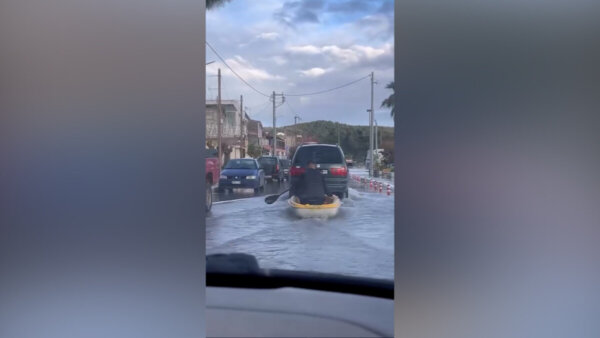 Σε θάλασσα μετατράπηκε δρόμος στη Γλύφα- Οι κάτοικοι έκαναν κουπί πάνω σε βάρκα (video)