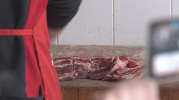 Τσικνοπέμπτη: Πόσο θα στοιχίσει το φετινό “τσίκνισμα” (video)