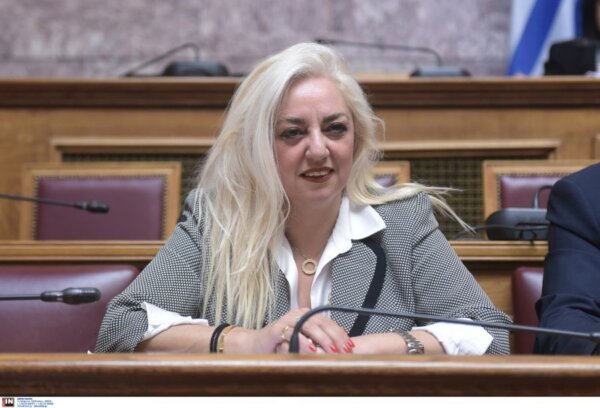 Παραιτήθηκε η Άννα Στρατινάκη από υποδιοικήτρια της Ανεξάρτητης Αρχής για την Αγορά λόγω της εμπλοκής του συζύγου της στην υπόθεση Παναγόπουλου