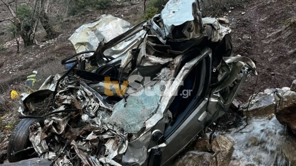 Τροχαίο δυστύχημα στην Ευρυτανία- Αυτοκίνητο έπεσε σε γκρεμό (φωτο)