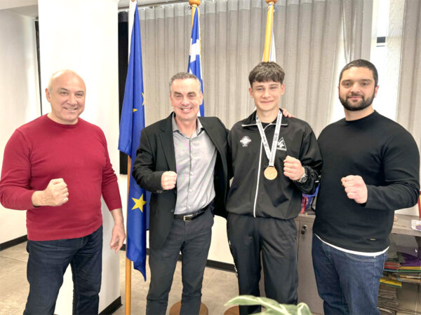 Συνάντηση του Δημάρχου Λεβαδέων Δημήτρη Καραμάνη με τον  πρωταθλητή kick boxing του Α.Σ. «Διόσκουροι» Γιώργο Μεχμετλλάρη