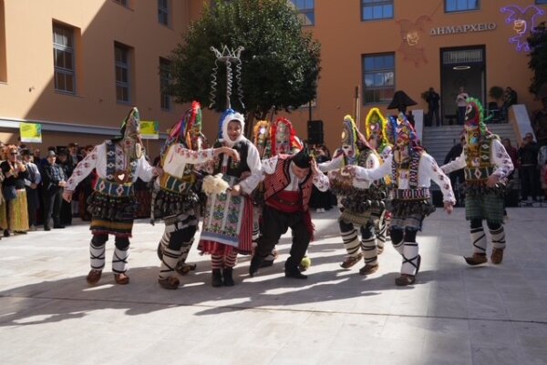 Η Πάτρα υποδέχθηκε την αντιπροσωπεία του Δήμου Δομοκού και τους εντυπωσιακούς «Kukeri» (ΦΩΤΟ & VIDEO)