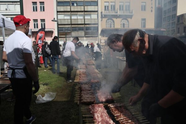 Η Αθήνα το «τσικνίζει» στη Βαρβάκειο