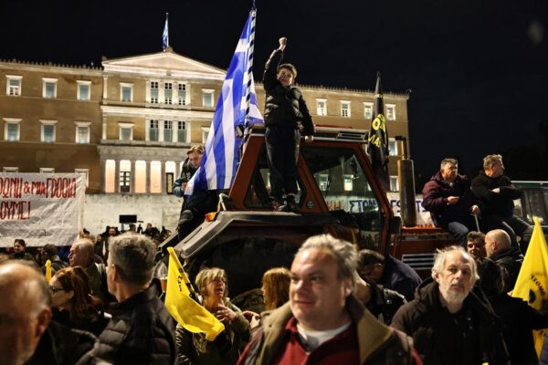 Στην Αθήνα οι αγρότες: Έξω από τη Βουλή τα τρακτέρ (φωτογραφίες)