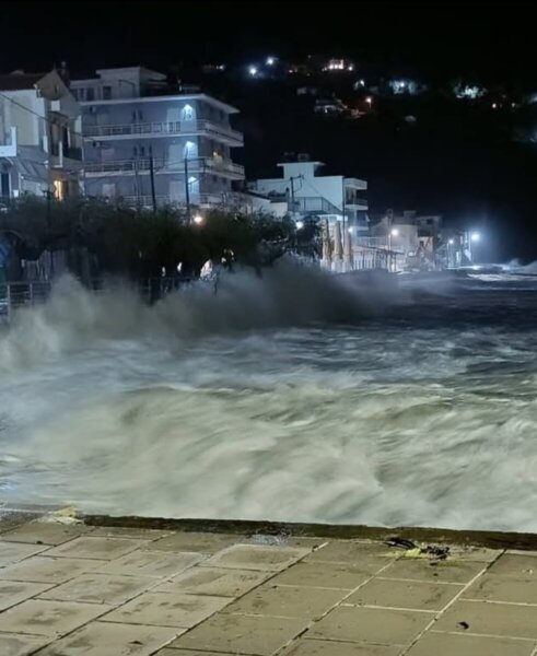 “Τσουνάμι” κυμάτων έπληξε την παραλία της Κύμης