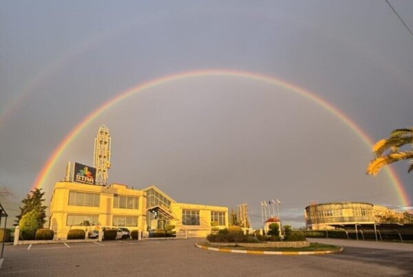 Και μετά τη βροχή… το εντυπωσιακό ουράνιο τόξο πάνω από τη Λαμία