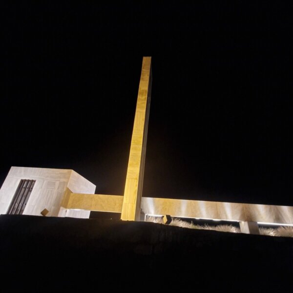 Στο χρυσό χρώμα της «Φλόγας» έλαμψαν τα τοπόσημα του Δήμου Διστόμου–Αράχωβας–Αντίκυρας (ΦΩΤΟ)