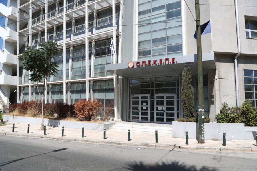 Έφοδος της Δίωξης Οικονομικού Εγκλήματος και της Ευρωπαϊκής Εισαγγελίας στα κεντρικά γραφεία του ΟΠΕΚΕΠΕ, Τετάρτη 9 Ιουλίου 2025. Η έφοδος στην Διεύθυνση Τεχνικών Ελέγχων, Πληροφορικής και Πληρωμών, του Οργανισμού, την οποία πραγματοποίησαν 20 αστυνομικοί, φαίνεται ότι οργανώθηκε ύστερα από παραγγελία της Ευρωπαϊκής Εισαγγελίας σε συνεργασία με τη Δίωξη Οικονομικού Εγκλήματος.   
(ΣΩΤΗΡΗΣ ΔΗΜΗΤΡΟΠΟΥΛΟΣ/EUROKINISSI)