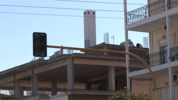 Λαμία: Καταγγελία για παρενέργειες από κεραία κινητής τηλεφωνίας σε οροφή κτιρίου (video)