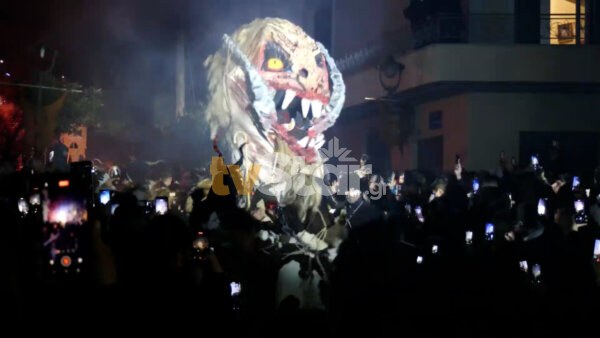 Άμφισσα: Αναβίωσε και φέτος το λαϊκό δρώμενο του Στοιχειού της Χάρμαινας (video)