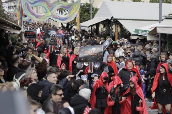 Η Λαμία «ξεφάντωσε» στους ρυθμούς της αποκριάς – Μία πόλη, μία γιορτή στη μεγάλη καρναβαλική παρέλαση