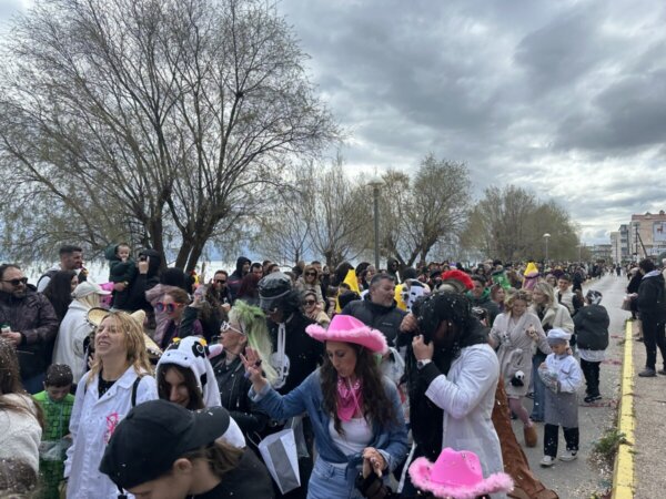 Με κέφι, χρώμα και χαμόγελα γέμισε η παραλία στο Λευκαντί