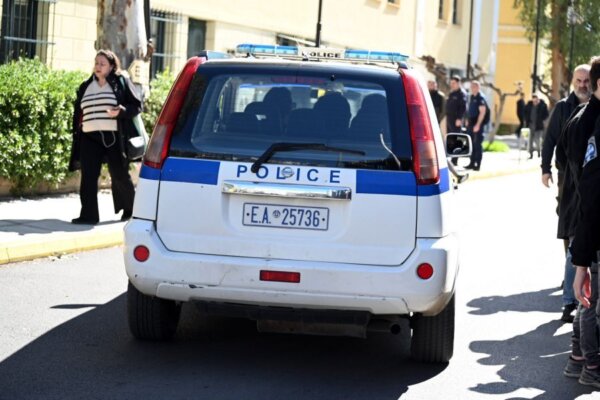 Δίωξη για απείθεια και επικίνδυνη οδήγηση στον 72χρονο μάνατζερ μοντέλων που αγνόησε σήμα των αστυνομικών