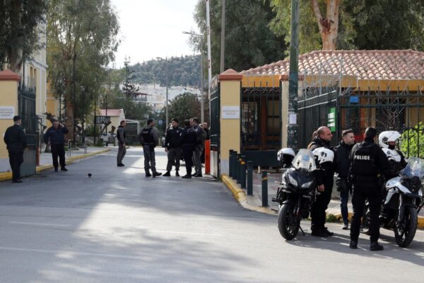 Απίστευτο περιστατικό στην Ευελπίδων –  Δικηγόρος είχε όπλο στη μέση του και φαινόταν με κάθε του κίνηση