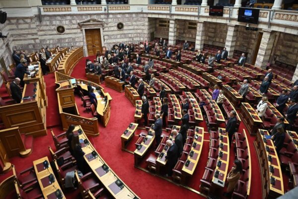 Βουλή: Ενός λεπτού σιγή από Ολομέλεια στη μνήμη των 57 θυμάτων του τραγικού δυστυχήματος στα Τέμπη