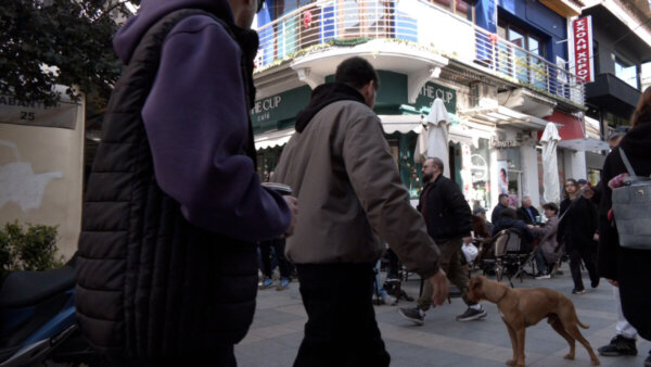 Μικροί και μεγάλοι παρακολουθούν τα τεκταινόμενα στη Μέση Ανατολή