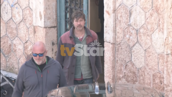 Από τα ξημερώματα στη Χαλκίδα ο Μπραντ Πιτ – Φιλικός με τον κόσμο (video)