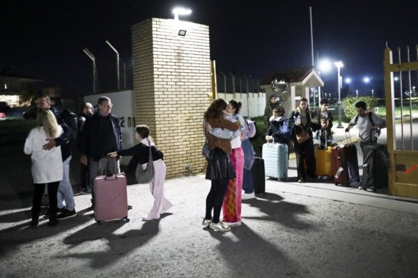 Στις αγκαλιές των δικών τους οι 91 Έλληνες που επαναπατρίστηκαν από το Άμπου Ντάμπι – Εφτασαν με C-130 στην Ελευσίνα