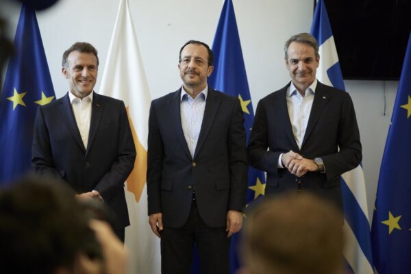 Μητσοτάκης-Μακρόν σε τριμερή: Η Κύπρος δεν θα είναι ποτέ μόνη – Όποιος της επιτίθεται, επιτίθεται στην Ευρώπη