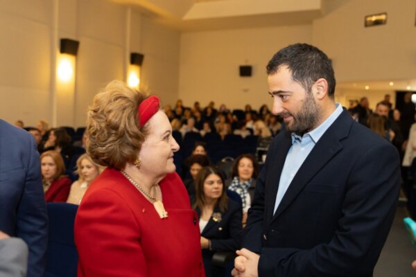 Ο Περιφερειάρχης Φάνης Σπανός βράβευσε τη Μέρω Κεσεσίογλου