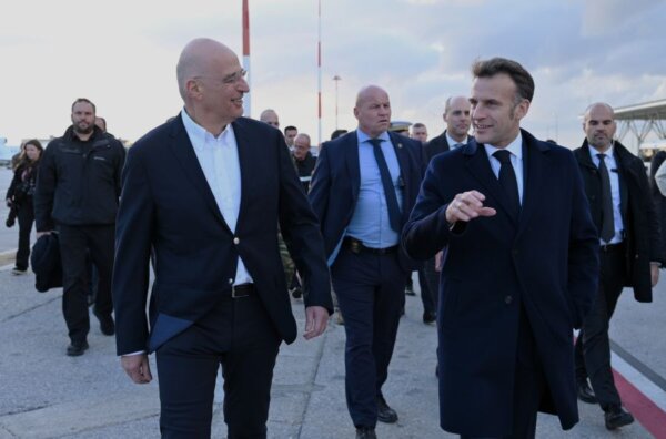 Στη Σούδα ο Εμανουέλ Μακρόν – Τον υποδέχθηκε ο Νίκος Δένδιας