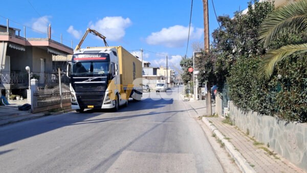 Προσωρινή “φραγή” στα βαρέα οχήματα. Διέλευση με μέτρο…(video)