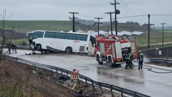 Φθιώτιδα: Σκοτώθηκε νεαρός οδηγός αυτοκινήτου μετά από σύγκρουση με λεωφορείο. (φωτο video)